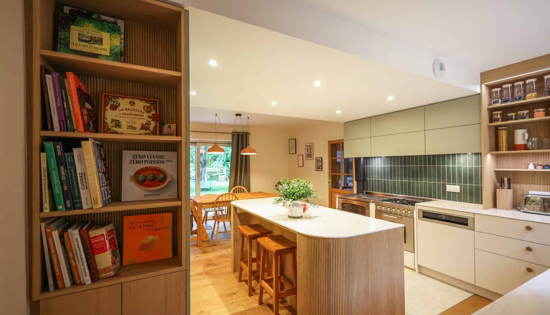 Cuisine contemporaine avec îlot central et rangements élégants.