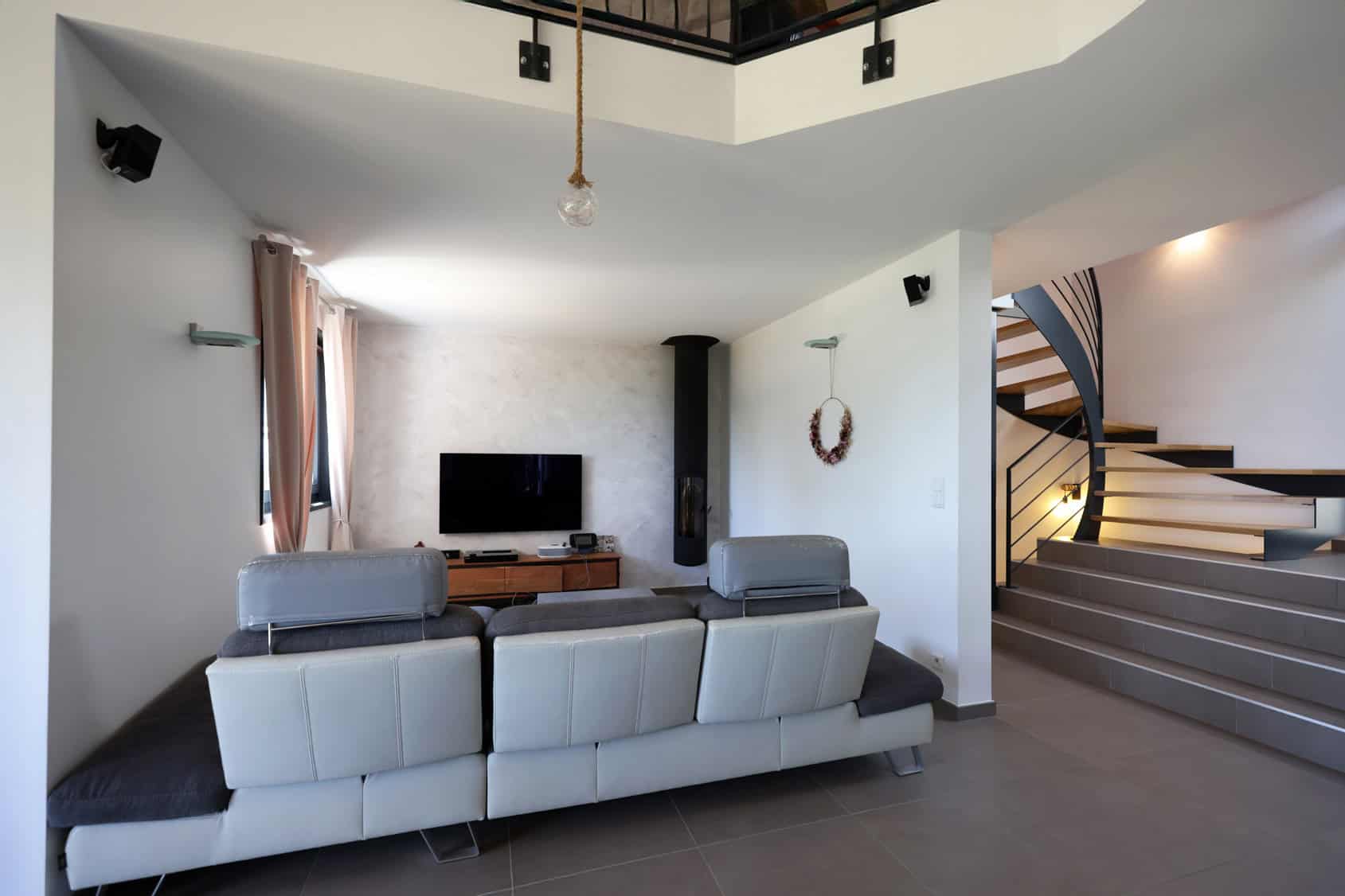 Aménagement intérieur contemporain avec salon confortable et design épuré.