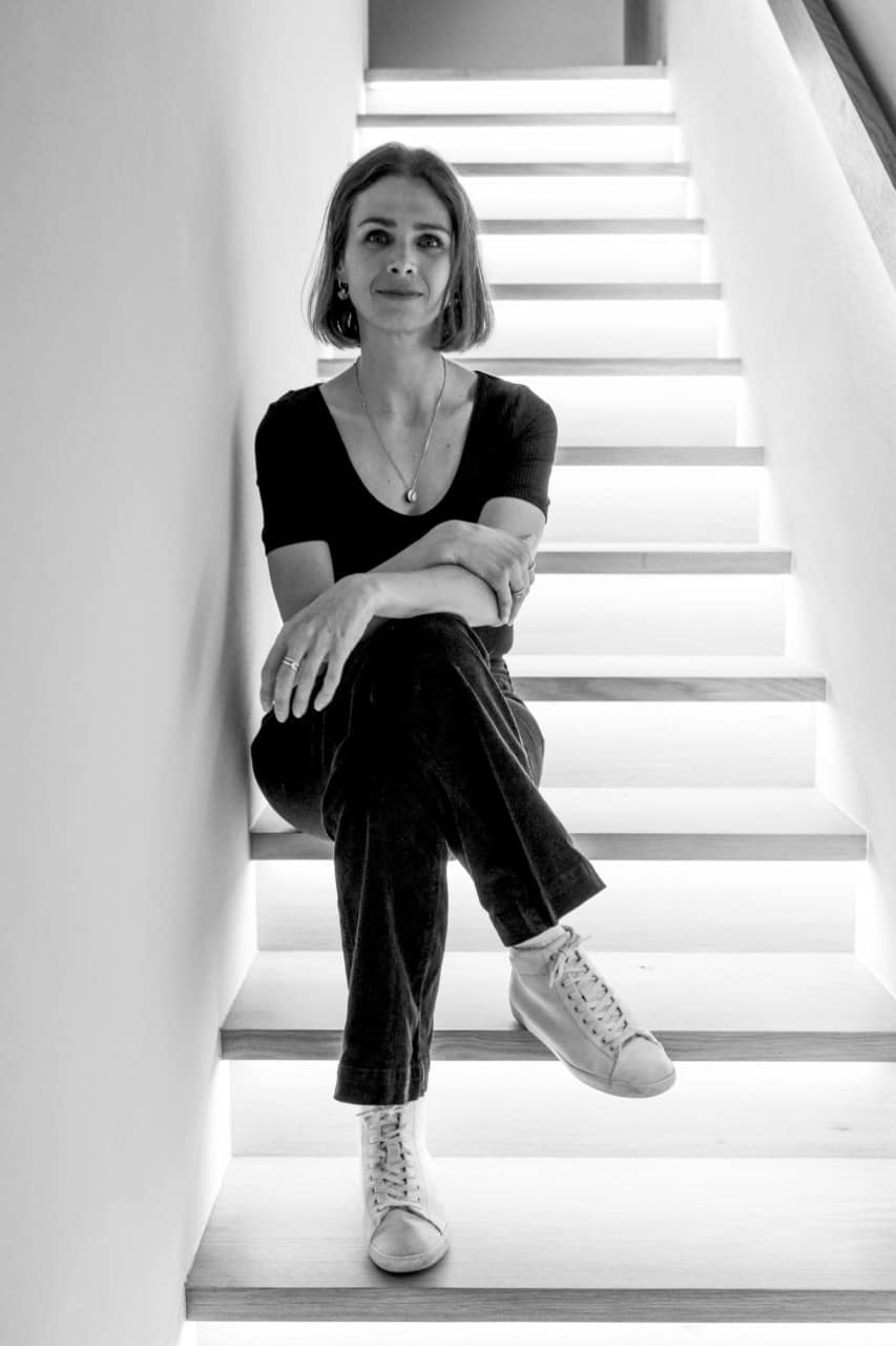 Architecte Amélie Nicollet dans un espace lumineux.