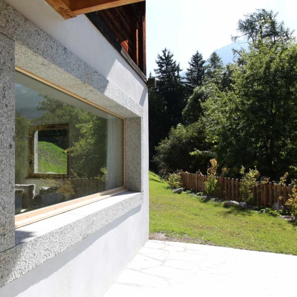 Fenêtre panoramique dans une maison contemporaine en pleine nature.